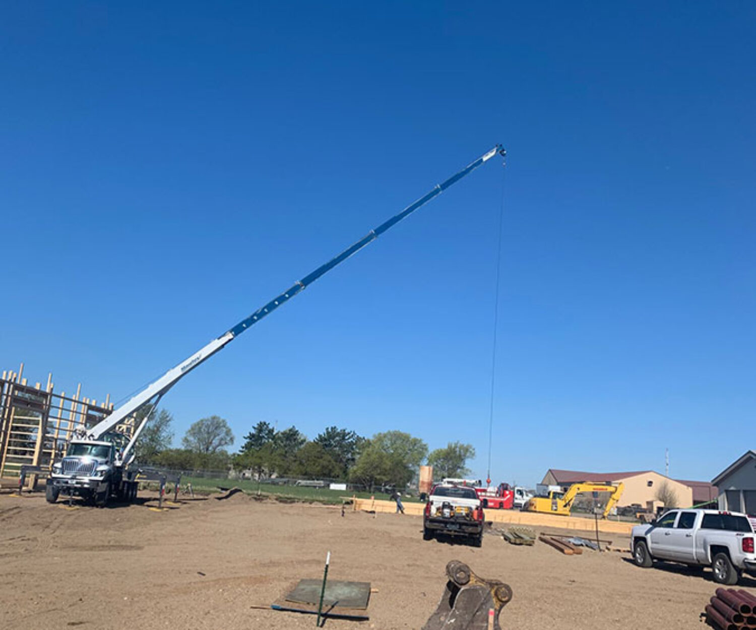 Truss setting by crane service fro 60'x100' pole barn